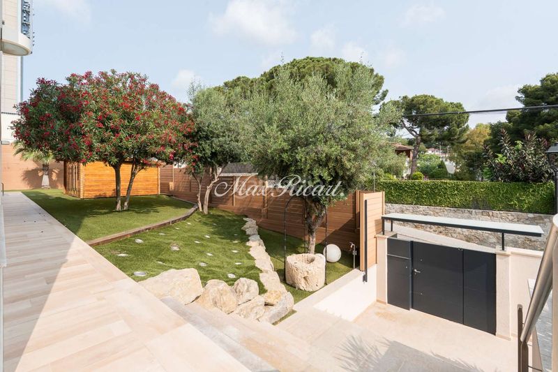 Foto fa1201a1-4309-43eb-8c0d-4bbf8476d2e5. Casa amb calefacció aparcament piscina a Sarrià Barcelona