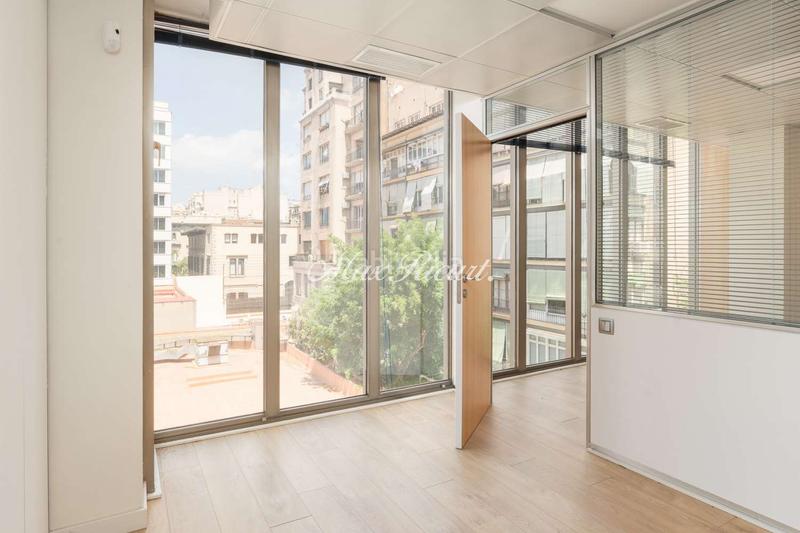 Foto 1efa9790-4d02-47bb-8652-002b7c2d2930. Affitto ufficio con riscaldamento parcheggio in Dreta de l´Eixample Barcelona