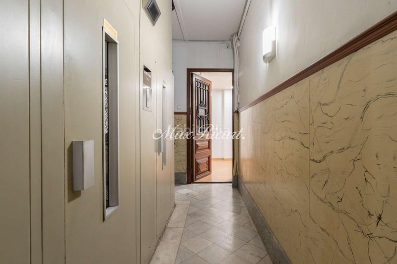 Foto ad4e0cc9-f1e2-4607-92e1-1b603573f03e. Alquiler oficina  funcional con balcón interior en rambla catalunya en Barcelona