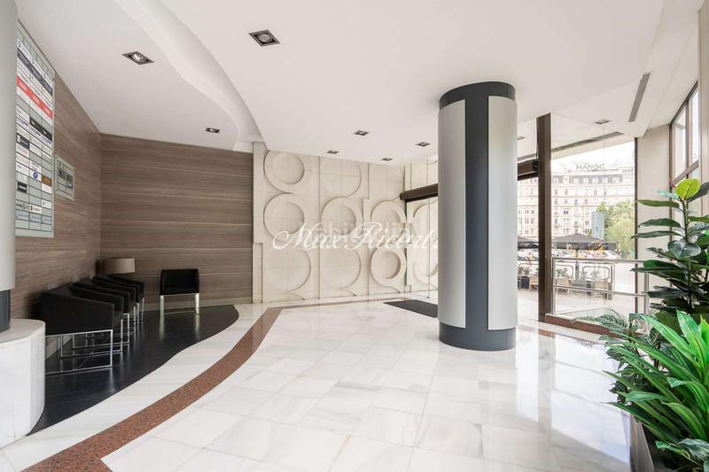 Foto f13c27d1-a72b-459e-bdfb-9854bef75b5f. Rent office space with heating parking in Barri de les Corts Barcelona