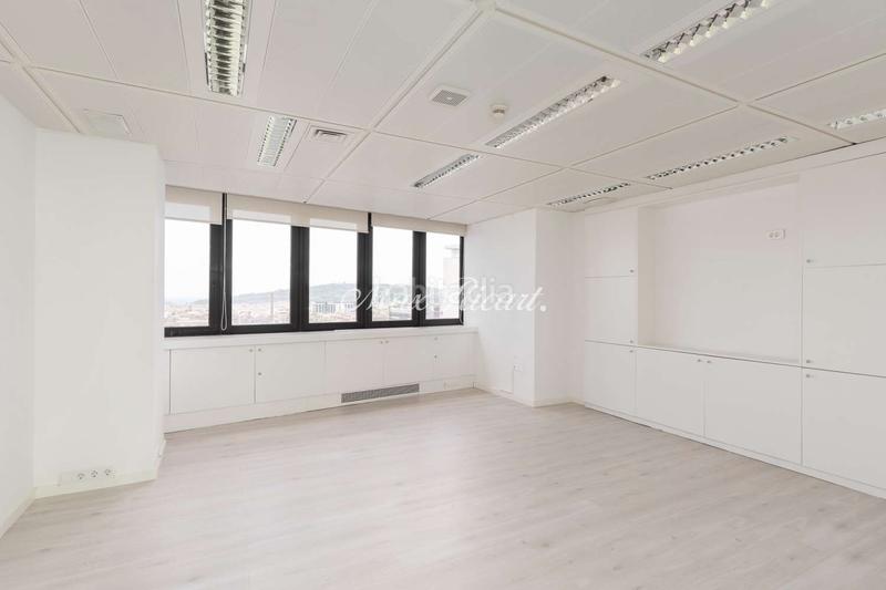 Foto 8d3c1d50-f123-4c95-84f3-dc03ffac2899. Rent office space with heating parking in Barri de les Corts Barcelona