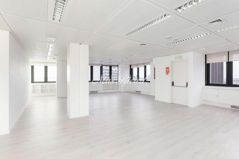 Foto b35a885d-7c9f-454e-be4f-aa9bc3b0a267. Rent office space with heating parking in Barri de les Corts Barcelona