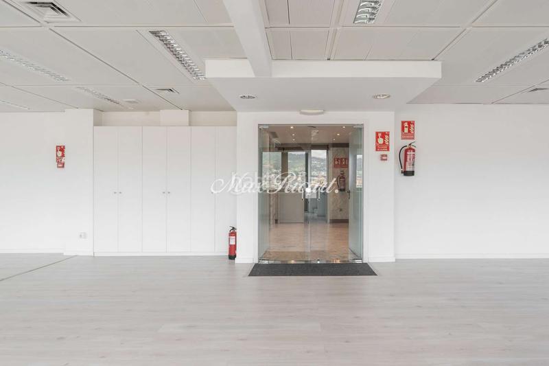 Foto e2fb8f3f-12b9-4d42-b90e-a2f6ee4067ef. Rent office space with heating parking in Barri de les Corts Barcelona