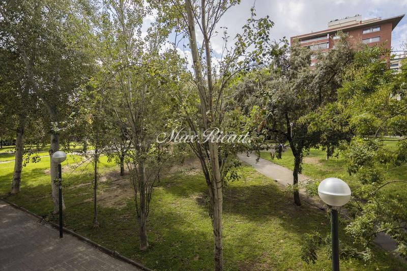 Foto 8103ccd9-744d-4695-9e43-e73bcccb2348. Piso exclusiva propiedad con terraza en can ràbia en Barcelona