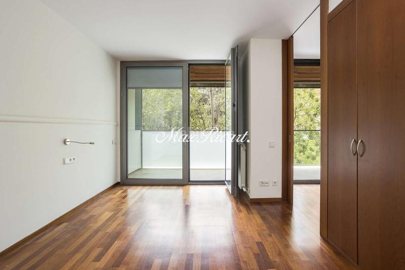 Foto df6bf71f-3c71-4283-bb6f-4851dd0750b2. Piso exclusiva propiedad con terraza en can ràbia en Barcelona