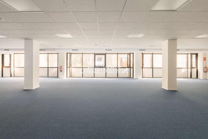 Foto 18458f3d-57d2-4638-87c3-2aa265f03aa8. Rent office space with heating parking in L´Antiga Esquerra de l´Eixample Barcelona