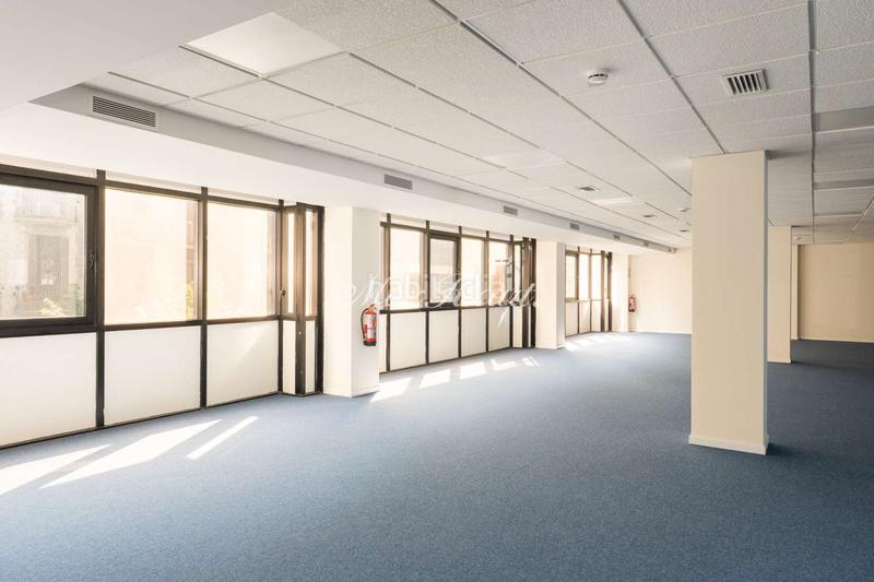 Foto 68fc1af1-bedf-45a0-b6bd-5b717e5b5891. Rent office space with heating parking in L´Antiga Esquerra de l´Eixample Barcelona