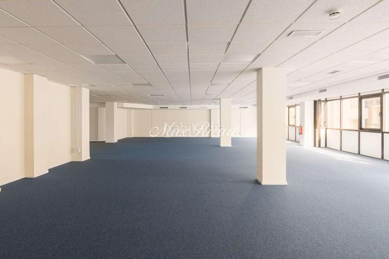 Foto 6b8c455c-a09f-44eb-a340-dde465cc49fe. Rent office space with heating parking in L´Antiga Esquerra de l´Eixample Barcelona