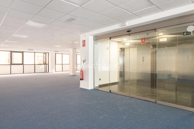 Foto d9bd8529-756b-4eb2-b73b-b7e2c5c722c0. Rent office space with heating parking in L´Antiga Esquerra de l´Eixample Barcelona
