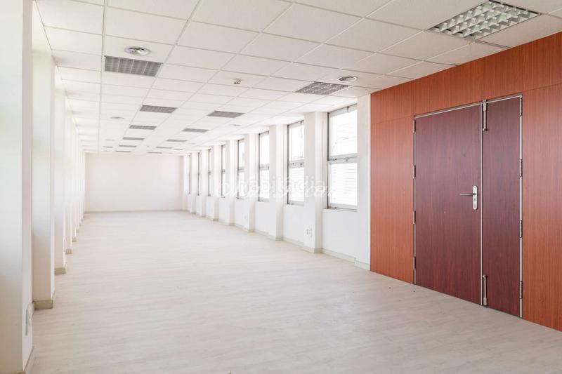 Foto 3a0ab135-ceee-401f-972a-2dceece8f3f8. Location bureau avec chauffage parking dans La Nova Esquerra de l´Eixample Barcelona