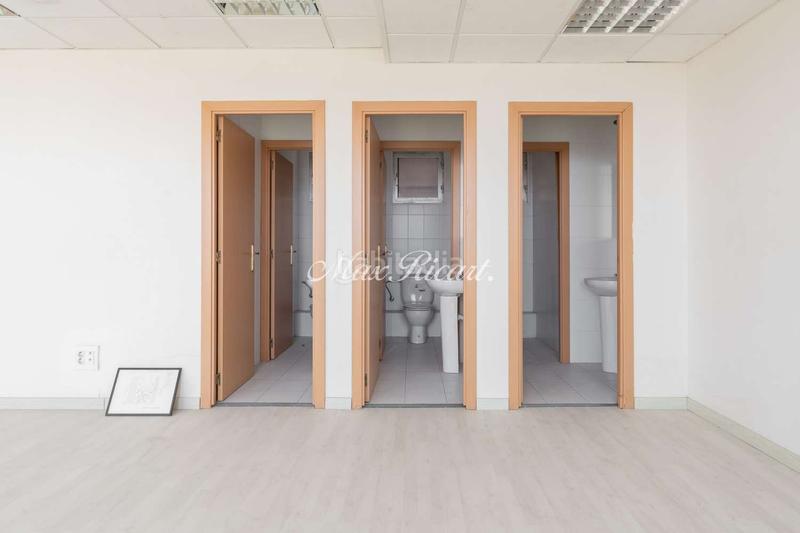 Foto e80a2435-f6c8-46c0-8a66-2fe016e80b99. Rent office space with heating parking in La Nova Esquerra de l´Eixample Barcelona