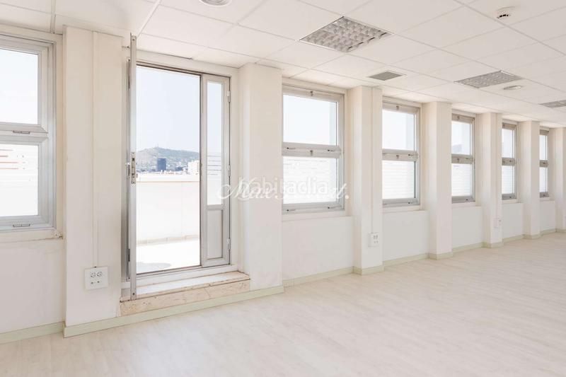 Foto 42524fea-9cf0-46d9-bfda-b54cb788a1d5. Alquiler oficina  con gran terraza y vistas únicas en francesc maciá en Barcelona