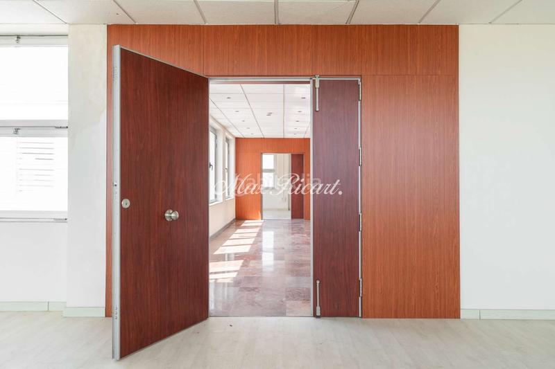 Foto 288d8c90-bde6-4335-a328-ddec008bea1c. Rent office space with heating parking in La Nova Esquerra de l´Eixample Barcelona