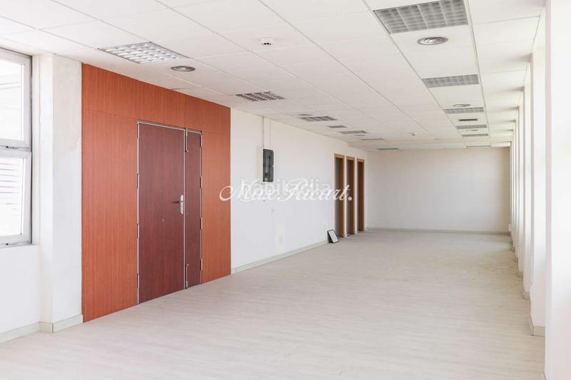 Foto 987870f1-908b-4c1b-b1d8-c6df9c62b788. Rent office space with heating parking in La Nova Esquerra de l´Eixample Barcelona