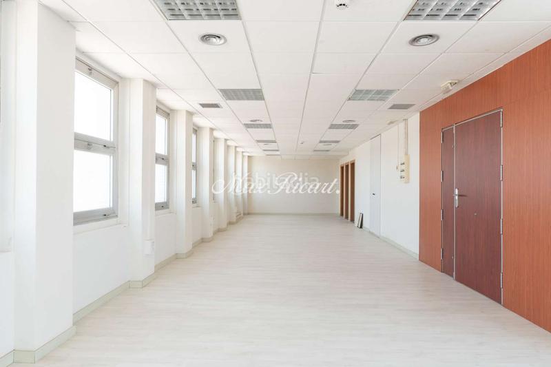 Foto b8f30ac2-041c-48be-836a-8c0a6a330114. Rent office space with heating parking in La Nova Esquerra de l´Eixample Barcelona