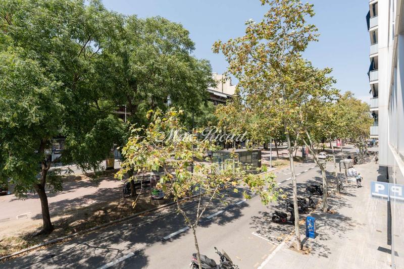 Foto 8ad8a220-0d9a-40e1-894d-22a91800a875. Rent office space with heating parking in La Nova Esquerra de l´Eixample Barcelona