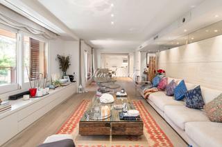 Appartement à Tres Torres. Magnífico piso reformado con terraza y 5 plazas de parking en tr