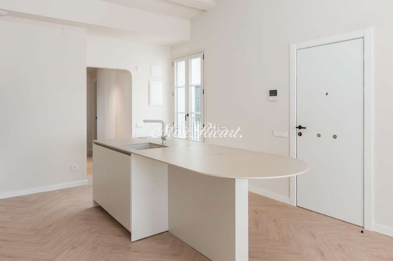 Foto 9f0b31bc-3dd8-4350-a52e-e468f4c3fa03. Ático magnífico atico de obra nueva a un paso de la rambla 100m en Barcelona