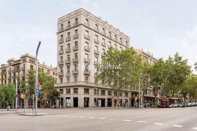 Foto 375ab169-134f-40cd-bd18-0b7a59b97983. Alquiler oficina  esquinera en la diagonal con balmes en Barcelona