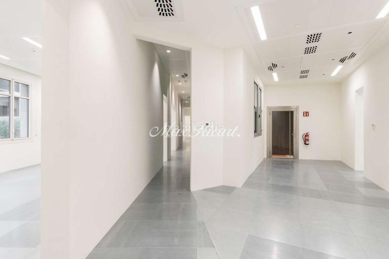 Foto 2a631fa0-970c-412e-976e-9698a71a3840. Rent office space with heating parking in L´Antiga Esquerra de l´Eixample Barcelona
