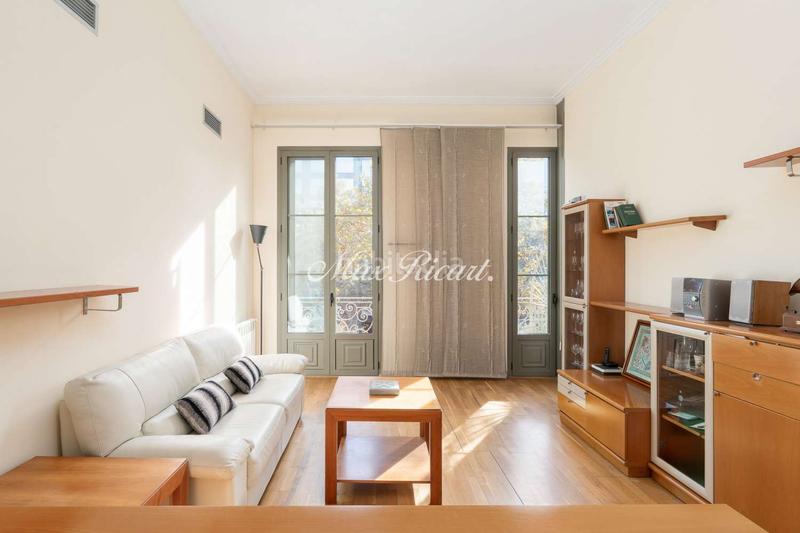 Foto 2d9f478c-f738-43a7-aa18-ccff0c2d4e43. Piso  a reformar en eixample 116m2 4 hab en Barcelona