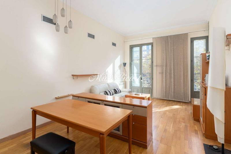 Foto f6aff058-058e-4000-847f-6919779c1f15. Piso  a reformar en eixample 116m2 4 hab en Barcelona