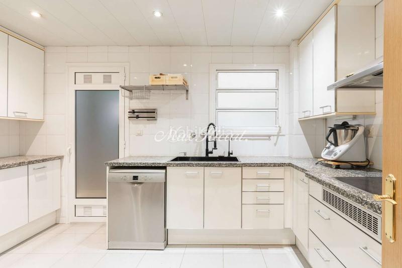 Foto fab20dac-1a01-45c9-b2a0-23e5c723c180. Piso  a reformar en eixample 116m2 4 hab en Barcelona