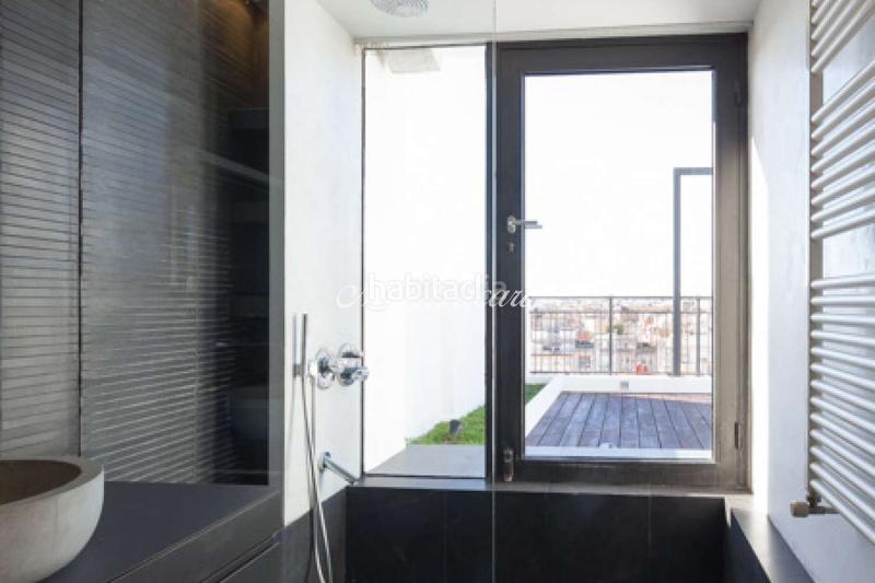 Foto cbc7c28e-d217-422b-b4b6-40275c38365b. Alquiler ático  de diseño con dos terrazas privadas en Barcelona