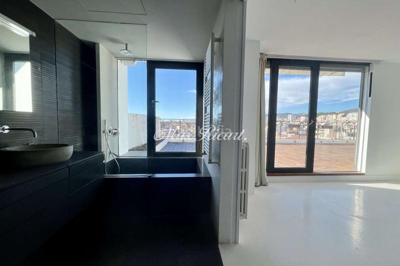 Foto d2da2749-6a58-4ffa-bfe8-c2502d44bb7c. Alquiler ático  de diseño con dos terrazas privadas en Barcelona