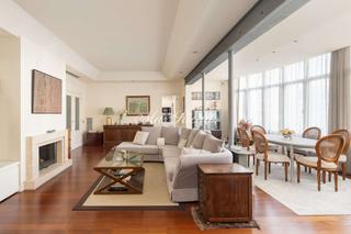 Piso en Dreta de l´Eixample. Elegante piso completamente reformado en el eixample con abundan