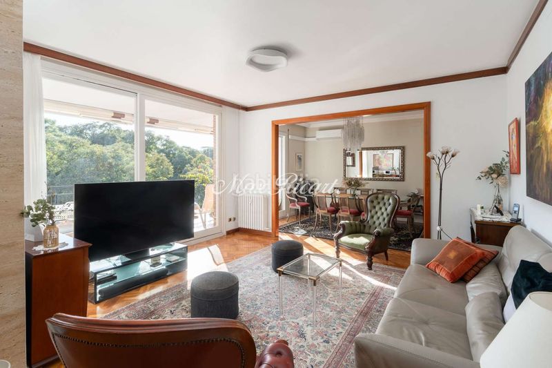 Foto a75fd4ca-90ab-46a1-a528-af193862be4d. Pis amb calefacció aparcament piscina a Pedralbes Barcelona