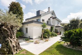 Casa a Pedralbes. Exclusiva casa adosada esquinera con jardín privado, piscina y z