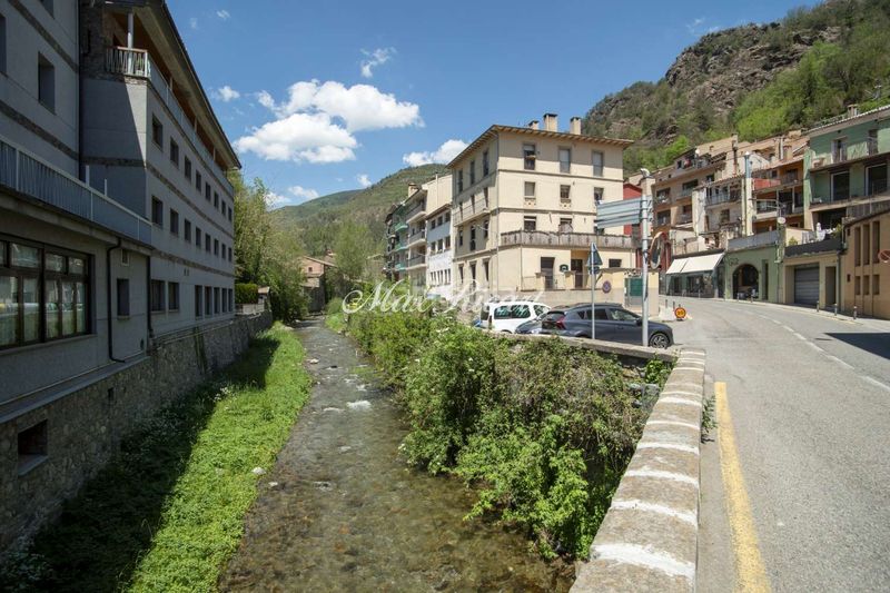 Foto 51e273ba-ef3f-446b-be2b-310f7e91da0d. Edificio  en venta girona, pirineo catalán 7 viviendas 6 locales comerciales en Ribes de Freser