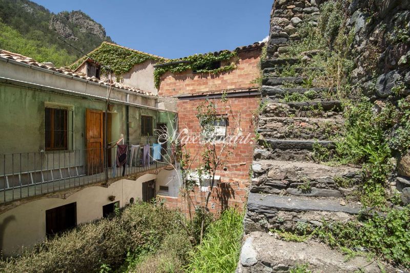 Foto d3f95be0-7cfb-4147-bfe4-69a01ccdaab1. Edificio  en venta girona, pirineo catalán 7 viviendas 6 locales comerciales en Ribes de Freser