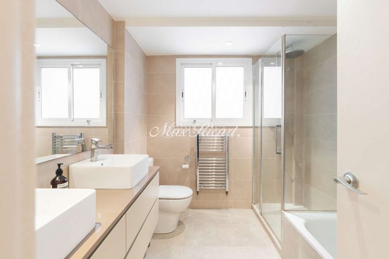 Foto c274854d-8423-4a0a-91d8-730261d6c209. Pis amb calefacció aparcament piscina a Tres Torres Barcelona