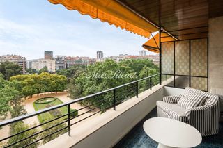 Alquiler Piso en Sant Gervasi - Galvany. Reformado y familiar con vistas al parque  214m