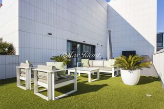 Affitto Appartamento  N/a. Terraza y piscina comunitaria  150m