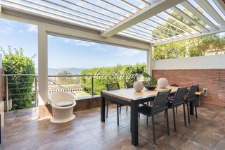 Lloguer Casa  N/a. Elegante casa adosada familiar con jardín privado y piscina en s