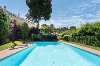 Location Maison  N/a. Elegante casa adosada familiar con jardín privado y piscina en s