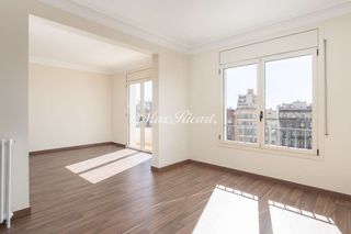 Rent Flat  N/a. Reformado a estrenar con muchísima luz