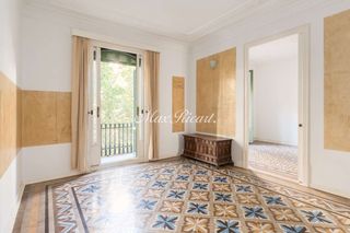 Flat in Dreta de l´Eixample. Piso a reformar con elementos originales en eixample dreta