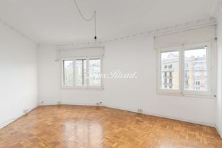 Pis a Fort Pienc. Piso a reformar en passeig de sant joan 130m2