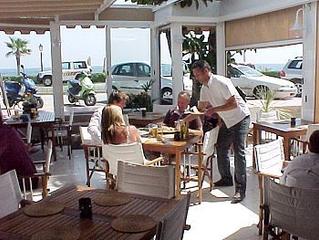 Local commercial à Paseo del mediterráneo 43. Venta de un bar / restaurante, tiene una reputación de buena com