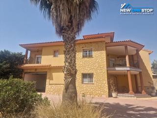Casa adossada  Barriada la muleria. New one stop se enorgullece de presentar esta magnífica villa de