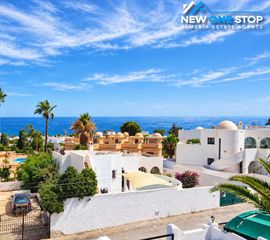 Casa in Vista de los Ángeles. Stunning detached villa with sea views, private pool, and a sepa