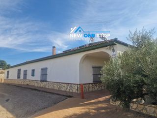 Chalet en Calle la fuente 33. Se vende casa de campo independiente.