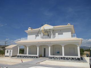 Chalet à Pinoso. Fantástico chalet sobre plano con piscina