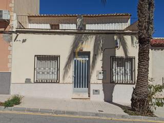 Casa  N/a. Casa unifamiliar con patio y garaje en la romana