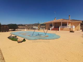 Chalet  N/a. Chalet con cinco dormitorios y piscina privada en aspe