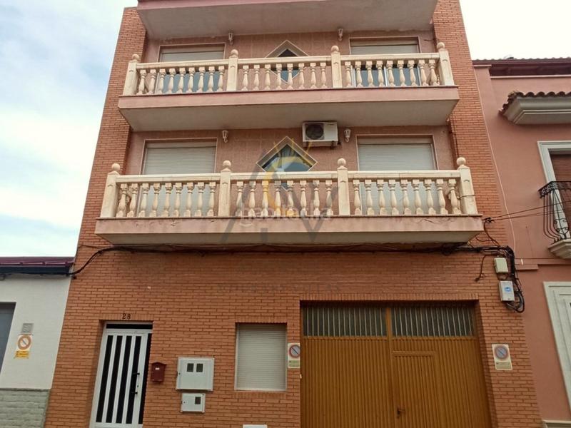 Foto b7fcb9fe-6b47-4267-a373-38eaef01cdcc. Gebäude in Romana (la)